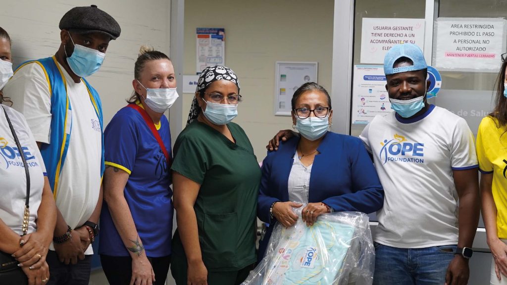 Equipo de H.O.P.E. Foundation durante una acción social