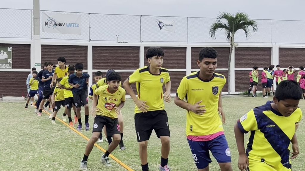 Jóvenes futbolistas en H.O.P.E. Global Draft